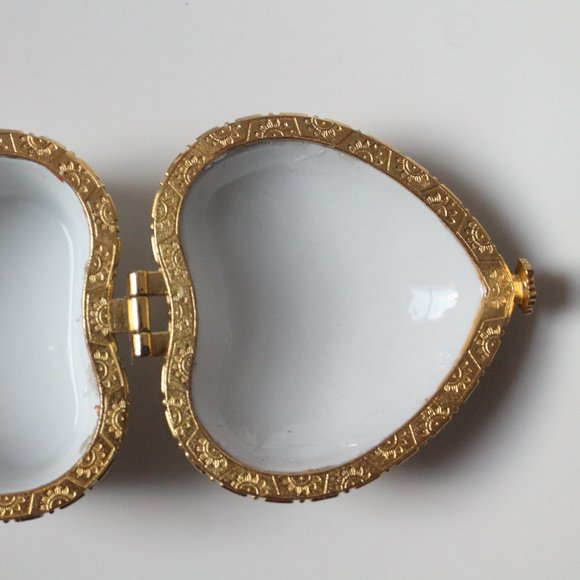 Heart-Shaped Gold & Green Design Porcelain Jewelry Box with  Romantic Scene - Picture 11 of 16